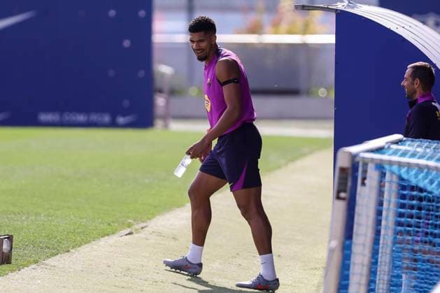 September 27, 2025, Sant Joan Despi, Barcelona, SPAIN: Ronald Araujo during the training day of FC Barcelona, Barca ahead the Spanish League, La Liga EA Sports, football match against Real Sociedad at Ciudad Esportiva Joan Gamper on September 27, 2025 in Sant Joan Despi, Barcelona, Spain. Sant Joan Despi SPAIN - ZUMAa181 20250927_zaa_a181_024 Copyright: xJavierxBorregox
