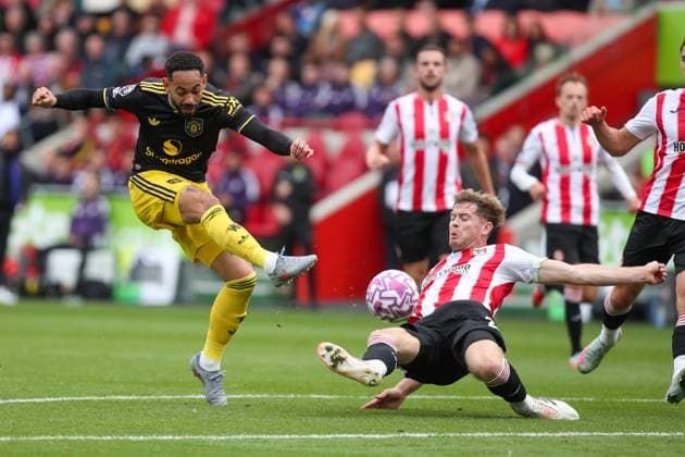 Matheus Cunha of Manchester United, ManU takes a shot, but is blocked by Nathan Collins of Brentford Brentford v Manchester United, Football, Premier League, The Gtech Community Stadium, London, UK, 27 09 25 EDITORIAL USE ONLY No use with unauthorised audio, video, data, fixture lists (outside the EU), club league logos or live services. Online in-match use limited to 45 images (+15 in extra time). No use to emulate moving images. No use in betting, games or Copyright: xAnthonyxHanc Shutterstockx 15506741k