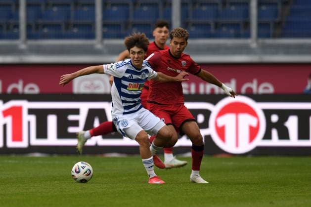 Simon Symalla MSV Duisburg in duel with Yann Sturm FC Ingolstadt 04 GER, MSV Duisburg vs FC Ingolstadt 04, Football, 3 Liga, Matchday 8, Season 2025 2026, 27 09 2025 DFL DFB REGULATIONS PROHIBIT ANY USE OF PHOTOGRAPHS AS IMAGE SEQUENCES AND OR QUASI VIDEO GER, MSV Duisburg vs FC Ingolstadt 04, Football, 3 Liga, Matchday 8, Season 2025 2026, 27 09 2025 Duisburg Copyright: xEibner-Pressefoto ThomasxThienelx EP_TTL