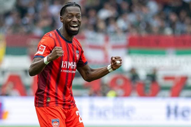 Omar Haktab Traore FC Heidenheim, 23 after goal for 1 0 by Mikkel Kaufmann FC Heidenheim, 29 , GER, 1 FC Heidenheim vs FC Augsburg, Football, Bundesliga, Matchday 5, Season 2025 2026, 27 09 2025, DFL DFB REGULATIONS PROHIBIT ANY USE OF PHOTOGRAPHS AS IMAGE SEQUENCES AND OR QUASI VIDEO, GER, 1 FC Heidenheim vs FC Augsburg, Football, Bundesliga, Matchday 5, Season 2025 2026, 27 09 2025 Heidenheim Copyright: xEibner-Pressefotox EP_EER