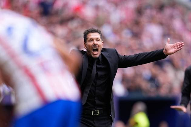 September 27, 2025, Madrid, Madrid, Spain: Diego Pablo Simeone, head coach of Atletico de Madrid, protests during the Spanish League, LaLiga EA Sports, football match played between Atletico de Madrid and Real Madrid at Riyadh Air Metropolitano stadium on September 27, 2025, in Madrid, Spain. Madrid Spain - ZUMAa181 20250927_zaa_a181_173 Copyright: xDennisxAgyemanx