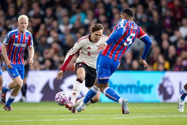 Federico Chiesa of Liverpool fouls Maxence Lacroix of Crystal Palace Crystal Palace v Liverpool, Premier League, Football, Selhurst Park, London, UK - 27 Sep 2025London Selhurst Park United Kingdom EDITORIAL USE ONLY No use with unauthorised audio, video, data, fixture lists, club league logos or live services. Online in-match use limited to 120 images, no video emulation. No use in betting, games or single club league player publications. Copyright: xIanxTuttle Shutterstockx 15503911cd
