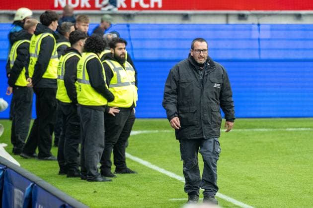 Security forces waiting for helicopter Christoph 22 because of an injured FCH fan, GER, 1 FC Heidenheim vs FC Augsburg, Football, Bundesliga, Matchday 5, Season 2025 2026, 27 09 2025, DFL DFB REGULATES PROHIBIT ANY USE OF PHOTOGRAPHS AS IMAGE SEQUENCES AND OR QUASI VIDEO, GER, 1 FC Heidenheim vs FC Augsburg, Football, Bundesliga, Matchday 5, Season 2025 2026, 27 09 2025 Heidenheim Copyright: xEibner-Pressefotox EP_EER