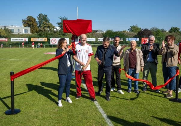 Soccer, Men, Season 2025 2026, NOFV Oberliga Nord, SV Sparta Lichtenberg, Naming ceremony, Fischerstraße sports facility becomes Paul Kalkbrenner sports field, f l District Councillor for Sport Sandy Mattes SPD , Paul Kalkbrenner namesake of the Paul Kalkbrenner sports field , District Mayor Martin Schaefer, Vice President Mathias Geyer Sparta Lichtenberg , , President Werner Natalis SV Sparta Lichtenberg , 27 09 2025, Copyright: xMatthiasxKochx