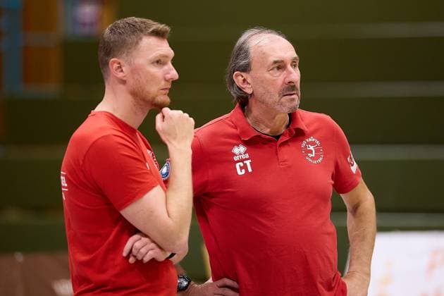 Tim Schoen TUS Kriftel, Coach and Dr Dariusz Haratym TUS Kriftel, Co-Coach pensive before the start of the match GER, TuS Kriftel vs TV Rottenburg,Volleyball, 2 Bundesliga Sued, Matchday 3, Season 2025 2026, 27 09 2025 GER, TuS Kriftel vs TV Rottenburg,Volleyball, 2 Bundesliga Sued, Matchday 3, Season 2025 2026, 27 09 2025 Kriftel Copyright: xEibner-Pressefoto GeraldxOelze-dexStoppanyx EP_ODS