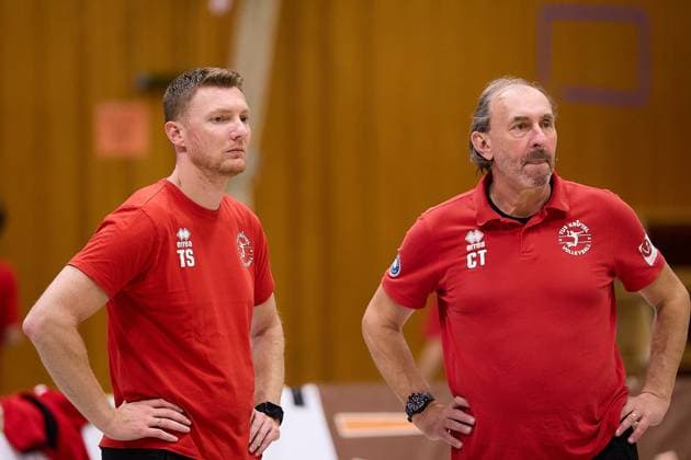 Tim Schoen TUS Kriftel, Coach and Dr Dariusz Haratym TUS Kriftel, Co-Coach pensive before the start of the match GER, TuS Kriftel vs TV Rottenburg,Volleyball, 2 Bundesliga Sued, Matchday 3, Season 2025 2026, 27 09 2025 GER, TuS Kriftel vs TV Rottenburg,Volleyball, 2 Bundesliga Sued, Matchday 3, Season 2025 2026, 27 09 2025 Kriftel Copyright: xEibner-Pressefoto GeraldxOelze-dexStoppanyx EP_ODS