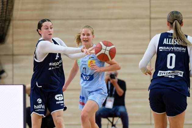 Katelyn Shumate Lions, 14 , Elina Koskimies Saarluis, 7 , Alexia Allesch Lions, 0 , Syntainics MBC vs Saarlouis Royals, Basketball, Women, Bundesliga, Season 2025 2026, 1 Matchday, 27 09 2025 Halle SWH Arena Sachsen Anhalt Germany
