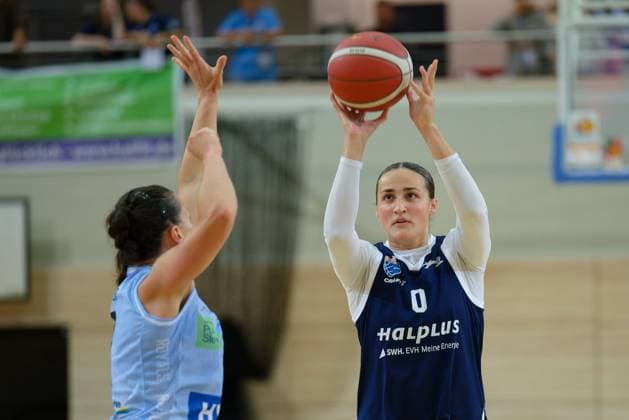Magaly Meynadier Saarluis, 5 , Alexia Allesch Lions, 0 , Syntainics MBC vs Saarlouis Royals, Basketball, Women, Bundesliga, Season 2025 2026, 1 Matchday, 27 09 2025 Halle SWH Arena Sachsen Anhalt Germany