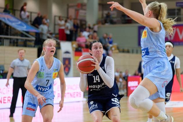 Elina Koskimies Saarluis, 7 , Katelyn Shumate Lions, 14 , Emma Eichmeyer Saarluis, 9 , Syntainics MBC vs Saarlouis Royals, Basketball, Women, Bundesliga, Season 2025 2026, 1 Matchday, 27 09 2025 Halle SWH Arena Sachsen Anhalt Germany