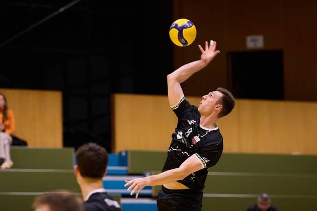 Serve from portrait, free hit Niklas Lichtenauer TV Rottenburg, 08 GER, TuS Kriftel vs TV Rottenburg,Volleyball, 2 Bundesliga Sued, 3 Matchday, Season 2025 2026, 27 09 2025 GER, TuS Kriftel vs TV Rottenburg,Volleyball, 2 Bundesliga Sued, 3 Matchday, Season 2025 2026, 27 09 2025 Kriftel Copyright: xEibner-Pressefoto GeraldxOelze-dexStoppanyx EP_ODS