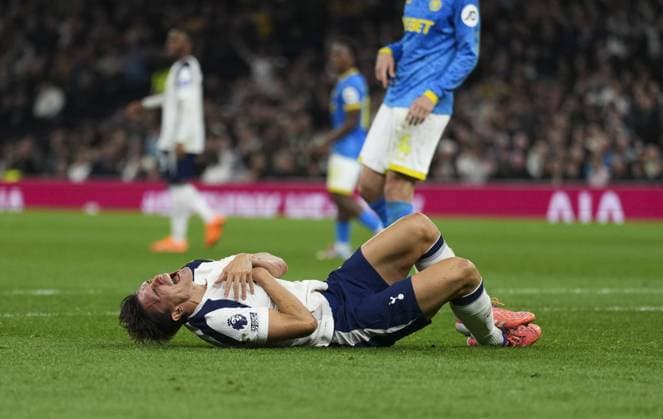 Joao Palhinha of Tottenham Hotspur on the ground after being kicked Tottenham Hotspur v Wolverhampton Wanderers, Premier League, Football, Tottenham Hotspur Stadium, London, UK - 27 Sep 2025London Tottenham Hotspur Stadium United Kingdom EDITORIAL USE ONLY No use with unauthorised audio, video, data, fixture lists, club league logos or live services. Online in-match use limited to 120 images, no video emulation. No use in betting, games or single club league player publications. Copyright: xJedxLeicester Shutterstockx 15503922i