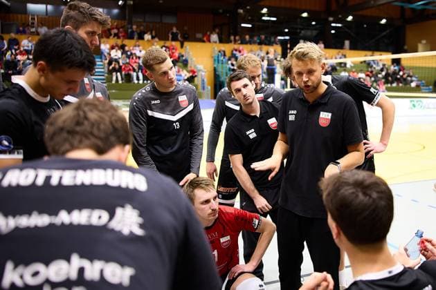Jan Scheuermann TV Rottenburg, Coach in time-out with his team GER, TuS Kriftel vs TV Rottenburg,Volleyball, 2 Bundesliga Sued, Matchday 3, Season 2025 2026, 27 09 2025 GER, TuS Kriftel vs TV Rottenburg,Volleyball, 2 Bundesliga Sued, Matchday 3, Season 2025 2026, 27 09 2025 Kriftel Copyright: xEibner-Pressefoto GeraldxOelze-dexStoppanyx EP_ODS