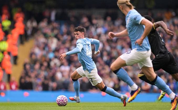 Phil Foden of Manchester City Manchester City v Burnley, Premier League, Football, Etihad Stadium, Manchester, UK - 27 Sep 2025Manchester Etihad Stadium United Kingdom EDITORIAL USE ONLY No use with unauthorised audio, video, data, fixture lists, club league logos or live services. Online in-match use limited to 120 images, no video emulation. No use in betting, games or single club league player publications. Copyright: xGreigxCowie Shutterstockx 15503920dq