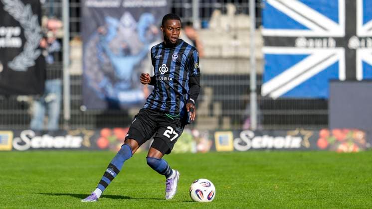 Adama Diakhaby SVWM, 27 , on the ball, cropped, full body, single image, single photo, action, action, 27 09 2025, Mannheim Germany , Football, 3 Liga, SV Waldhof Mannheim Rot Weiss Essen, DFB DFL REGULATIONS PROHIBIT ANY USE OF PHOTOGRAPHS AS IMAGE SEQUENCES AND OR QUASI VIDEO xozx