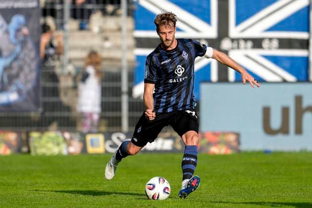 Lukas Klünter SVWM, 24 , on the ball, cropped, full body, single image, single photo, action, action, 27 09 2025, Mannheim Germany , Soccer, 3 Liga, SV Waldhof Mannheim Rot Weiss Essen, DFB DFL REGULATIONS PROHIBIT ANY USE OF PHOTOGRAPHS AS IMAGE SEQUENCES AND OR QUASI VIDEO xozx