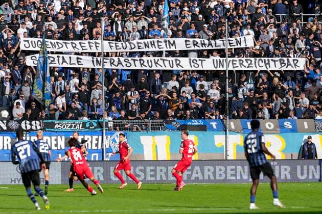 The fans of SV Waldhof Mannheim show a banner in the fan curve, banner with the inscription Jugendtreff Feudenheim erhalten, Soziale Infrastruktur ist unverzichtbar, Fans, Ultras Publikum, Zuschauer, Stimmung, Atmosphäre, Stadion, Protest, Protestaktion, protest, Aktion, Action, 27 09 2025, Mannheim Deutschland , Fußball, 3 Liga, SV Waldhof Mannheim Rot Weiss Essen, DFB DFL REGULATIONS PROHIBIT ANY USE OF PHOTOGRAPHS AS IMAGE SEQUENCES AND OR QUASI VIDEO xozx