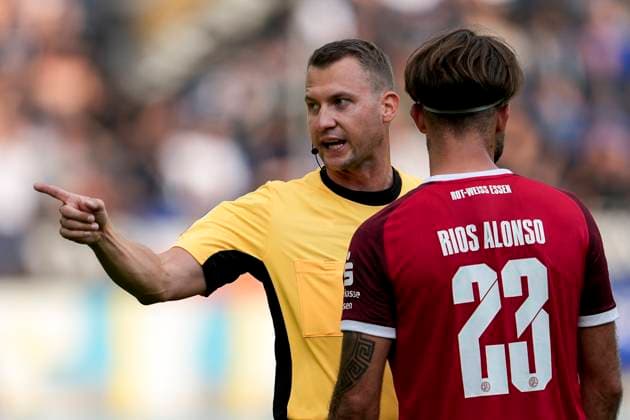 v li Florian Lechner Referee , Jose Enrique Rios Alonso Essen, 23 , in conversation, Discussion on the pitch, Action, Action, Game scene, 27 09 2025, Mannheim Germany , Soccer, 3 Liga, SV Waldhof Mannheim Rot Weiss Essen, DFB DFL REGULATIONS PROHIBIT ANY USE OF PHOTOGRAPHS AS IMAGE SEQUENCES AND OR QUASI VIDEO xozx