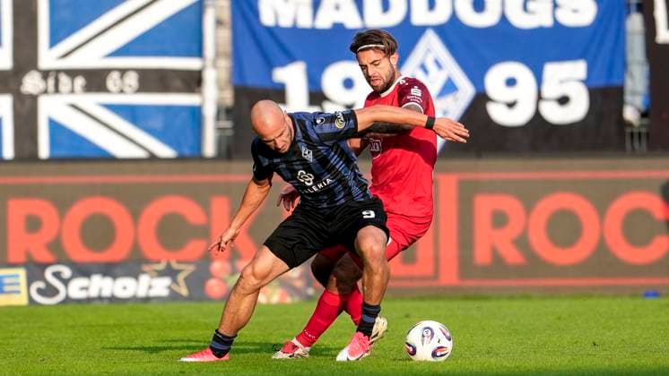v li Felix Lohkemper SVWM, 9 , Jose Enrique Rios Alonso Essen, 23 , duel, duel, tackle, tackling, dynamics, action, action, 27 09 2025, Mannheim Germany , Football, 3 Liga, SV Waldhof Mannheim Rot Weiss Essen, DFB DFL REGULATIONS PROHIBIT ANY USE OF PHOTOGRAPHS AS IMAGE SEQUENCES AND OR QUASI VIDEO xozx
