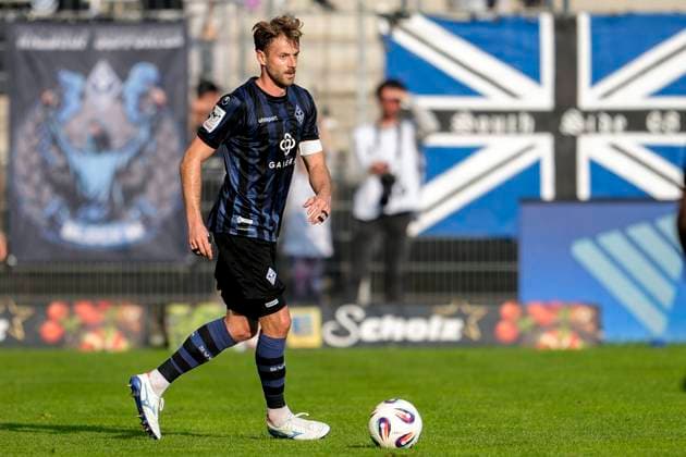 Lukas Klünter SVWM, 24 , on the ball, cropped, full body, single image, single photo, action, action, 27 09 2025, Mannheim Germany , Soccer, 3 Liga, SV Waldhof Mannheim Rot Weiss Essen, DFB DFL REGULATIONS PROHIBIT ANY USE OF PHOTOGRAPHS AS IMAGE SEQUENCES AND OR QUASI VIDEO xozx