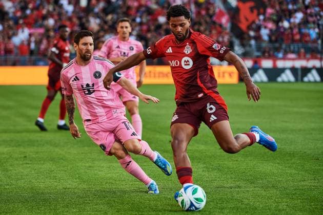 September 27, 2025, Toronto, On, Canada: Inter Miami s Lionel Messi (10) battles for the ball with Toronto FC s Kosi Thompson (6) during first half MLS, Fussball Herren, USA action in Toronto, on Saturday, Sept. 27, 2025. Canada News - September 27, 2025 - ZUMAc35_ 20250927_zaf_c35_085 Copyright: xSammyxKoganx