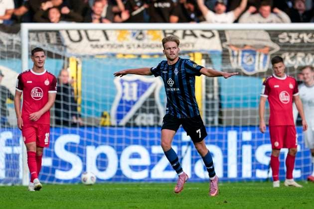 Goalscorer Nicklas Shipnoski SVWM, 7 , player of SV Waldhof Mannheim SVWM , cheers about the goal to 3 0, cheer, cheer, goal celebration, celebrate the goal, goal, celebration, cheers about the goal, joy, joy, rejoices, optimistic, positive, Game scene, highlight, cropped, full body, single image, single photo, action, action, 27 09 2025, Mannheim Germany , Football, 3 Liga, SV Waldhof Mannheim Rot Weiss Essen, DFB DFL REGULATIONS PROHIBIT ANY USE OF PHOTOGRAPHS AS IMAGE SEQUENCES AND OR QUASI VIDEO xozx