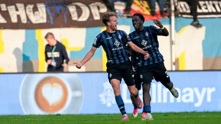from left scorer Nicklas Shipnoski SVWM, 7 , Kennedy Onyedika Okpala SVWM, 32 , players of SV Waldhof Mannheim SVWM , celebrate the goal to 4 0, cheer, goal celebration, celebrate the goal, goal, celebration, cheers about the goal, rejoice, joy, optimistic, positive, game scene, highlight, action, 27 09 2025, Mannheim Germany , Soccer, 3 Liga, SV Waldhof Mannheim Rot Weiss Essen, DFB DFL REGULATIONS PROHIBIT ANY USE OF PHOTOGRAPHS AS IMAGE SEQUENCES AND OR QUASI VIDEO xozx