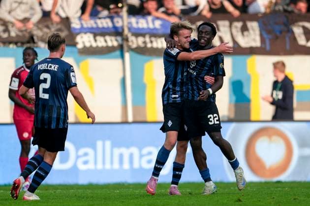 from left Sascha Voelcke SVWM, 2 , scorer Nicklas Shipnoski SVWM, 7 , Kennedy Onyedika Okpala SVWM, 32 , players of SV Waldhof Mannheim SVWM , cheer about the goal to 4 0, jubilation, goal celebration, celebrate the goal, goal, celebration, cheers about the goal, rejoice, joy, rejoices, optimistic, positive, match scene, highlight, action, 27 09 2025, Mannheim Germany , football, 3 Liga, SV Waldhof Mannheim Rot Weiss Essen, DFB DFL REGULATIONS PROHIBIT ANY USE OF PHOTOGRAPHS AS IMAGE SEQUENCES AND OR QUASI VIDEO xozx