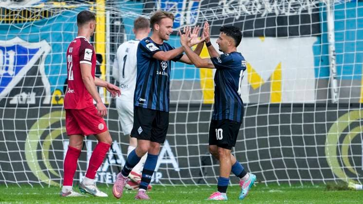 from left scorer Nicklas Shipnoski SVWM, 7 , Arianit Ferati SVWM, 10 , players of SV Waldhof Mannheim SVWM , celebrate the goal to 5 1, jubilation, goal celebration, celebrate the goal, goal, celebration, cheers about the goal, rejoice, joy, optimistic, positive, game scene, highlight, action, 27 09 2025, Mannheim Germany , Soccer, 3 Liga, SV Waldhof Mannheim Rot Weiss Essen, DFB DFL REGULATIONS PROHIBIT ANY USE OF PHOTOGRAPHS AS IMAGE SEQUENCES AND OR QUASI VIDEO xozx