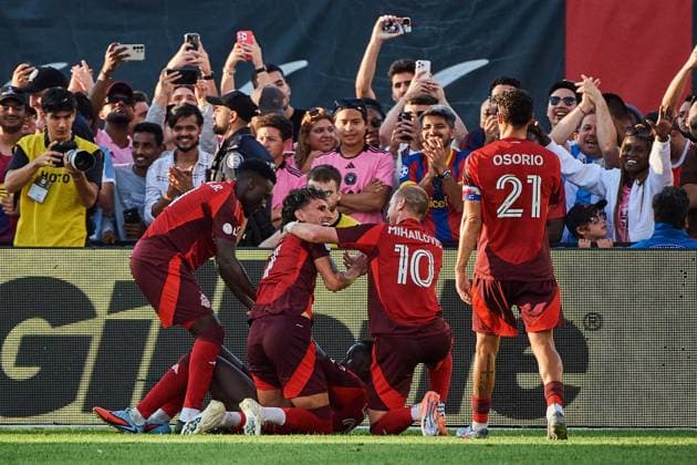 September 27, 2025, Toronto, On, Canada: Toronto FC s Djordje Mihailovic (10) celebrates with Theo Corbeanu (7) after a goal against Inter Miami during second half MLS, Fussball Herren, USA action in Toronto, on Saturday, Sept. 27, 2025. Canada News - September 27, 2025 - ZUMAc35_ 20250927_zaf_c35_119 Copyright: xSammyxKoganx