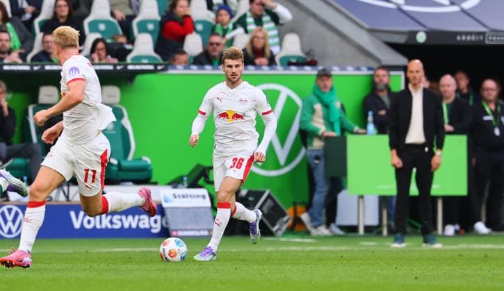Wolfsburg RB Leipzig Bundesliga Wolfsburg, 27 09 2025, Volkswagen Arena, Bundesliga, Matchday 5 , VFL WOLFSBURG vs RB LEIPZIG 0 1 0 1 , Timo Werner 36, RB Leipzig on the ball In the picture from l Conrad Harder 11, RB Leipzig and Timo Werner 36, RB Leipzig , Picture Point