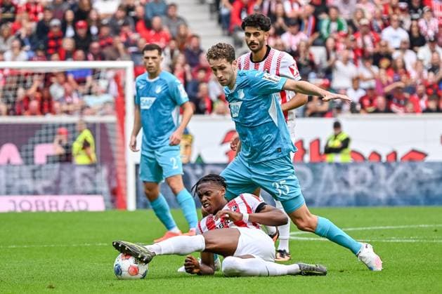 Jordy Makengo SC Freiburg, 33 is lying on the bath and tries to play the ball, behind him Arthur Chaves TSG Hoffenheim, 35 GER, SC Freiburg TSG 1899 Hoffenheim, Football, Bundesliga, Matchday 5, Season 2025 2026, 28 09 2025 DFL DFB REGULATES PROHIBIT ANY USE OF PHOTOGRAPHS AS IMAGE SEQUENCES AND OR QUASI VIDEO GER, SC Freiburg TSG 1899 Hoffenheim, Football, Bundesliga, Matchday 5, Season 2025 2026, 28 09 2025 Freiburg Copyright: xEibner-Pressefoto ThomasxHessx EP_THS