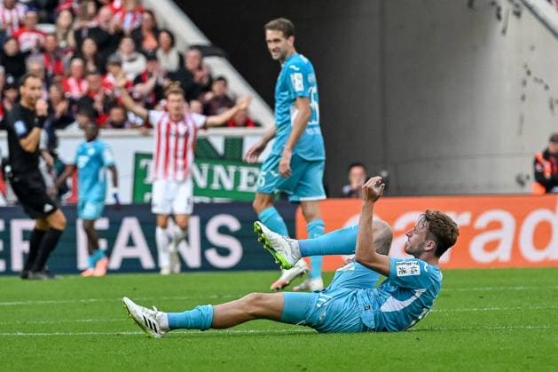 Wouter Burger TSG Hoffenheim, 18 is in pain and indicates a substitution GER, SC Freiburg TSG 1899 Hoffenheim, Football, Bundesliga, Matchday 5, Season 2025 2026, 28 09 2025 DFL DFB REGULATES PROHIBIT ANY USE OF PHOTOGRAPHS AS IMAGE SEQUENCES AND OR QUASI VIDEO GER, SC Freiburg TSG 1899 Hoffenheim, Football, Bundesliga, Matchday 5, Season 2025 2026, 28 09 2025 Freiburg Copyright: xEibner-Pressefoto ThomasxHessx EP_THS