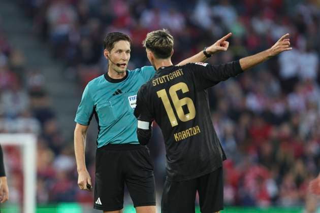 Schiedsrichter Dr. Matthias Joellenbeck und Atakan Karazor (VfB Stuttgart) diskutieren, Diskussion waehrend des spiels der Bundesliga zwischen 1. FC Köln und VfB Stuttgart, RheinEnergieSTADION am 28. September 2025 in Köln, Deutschland. (Foto von Oliver Kaelke DeFodi Images) +++ Schiedsrichter Dr. Matthias Joellenbeck und Atakan Karazor (VfB Stuttgart) discusses, discussion during the Bundesliga match between 1. FC Köln and VfB Stuttgart at RheinEnergieSTADION on September 28, 2025 in Köln, Germany. (Photo by Oliver Kaelke DeFodi Images) DFL regulations prohibit any use of photographs as image sequences and or quasi-video. (Photo by Oliver Kaelke DeFodi Images) Referee Dr Matthias Joellenbeck and Atakan Karazor VfB Stuttgart discuss, discussion during the Bundesliga match between 1 FC Köln and VfB Stuttgart at RheinEnergieSTADION on September 28, 2025 in Cologne, Germany Photo by Oliver Kaelke DeFodi Images Referee Dr Matthias Joellenbeck and Atakan Karazor VfB Stuttgart discusses, discussion during the Bundesliga match between 1 FC Köln and VfB Stuttgart at RheinEnergieSTADION on September 28, 2025 in Köln, Germany Photo by Oliver Kaelke DeFodi Images DFL regulations prohibit any use of photographs as image sequences and or quasi video Photo by Oliver Kaelke DeFodi Images