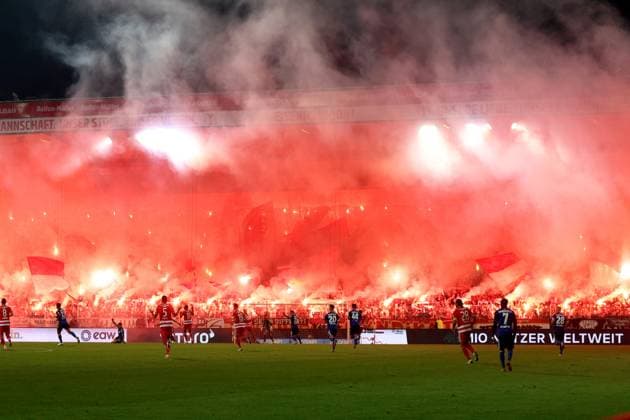 DEU, DFL, 1 FBL, 1 FC Union vs Hamburger SV, 28 09 2025, Stadion Alte Foersterei, Berlin, DEU, DFL, 1 FBL, 1 FC Union vs Hamburger SV, im Bild 1 FC Union Fans, Pyro DFL regulations prohibit any use of Photographs as image sequences and or quasi video nordphotoxGmbHx xEngler nph00076