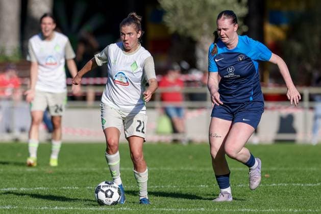 from left Rieke Dieckmann SV Werder Bremen, 22 and Jana Bothmann SC Victoria Hamburg, 36 in a duel, dynamic, action, action, game scene, THE DFB REGULATIONS PROHIBIT ANY USE OF PHOTOGRAPHS AS IMAGE SEQUENCES AND OR QUASI VIDEO , 28 09 2025, Hamburg Germany , Football, DFB Cup Women, SC Victoria Hamburg SV Werder Bremen xobx
