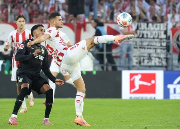 from left Tiago Barreiros de Melo Tomas VfB Stuttgart 08 , Tom Krauss 1 FC Koeln 05 , in the background other Koeln players GER, 1 FC Koeln vs VfB Stuttgart, Football, Bundesliga, Matchday 5, Season 2025 2026, 28 09 2025 DFL DFB REGULATIONS PROHIBIT ANY USE OF PHOTOGRAPHS as IMAGE SEQUENCES and or QUASI VIDEO GER, 1 FC Koeln vs VfB Stuttgart, Football, Bundesliga, Matchday 5, Season 2025 2026, 28 09 2025 Koeln Copyright: xEibner-Pressefotox xThomasxStoeckerx EP_TSR