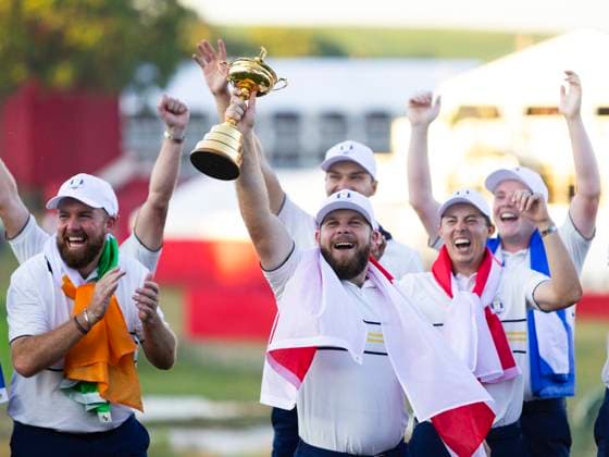 September 28, 2025, Farmingdale, Ny, United States: FARMINGDALE, NY - SEPTEMBER 28: Tyrrell Hatton, Shane Lowry, Rasmus Hojgaard, Matt Fitzpatrick, and Robert MacIntyre of Team Europe celebrate with the Ryder Cup trophy during the Ryder Cup - Singles Matches at Bethpage Black Golf Course on September 28, 2025 in Farmingdale, NY. Ryder Cup - Singles Matches - ZUMAt139 20250928_aaa_t139_103 Copyright: xAlxChang IsixPhotosx