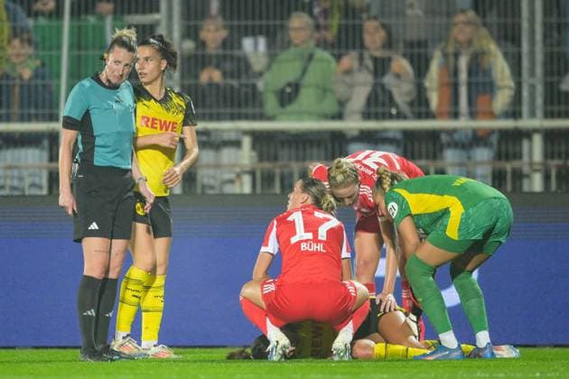 Soccer, Womens DFB Cup, 20250929, BV Borussia Dortmund 09 FC Bayern Munich Pictured from l Referee Anna Lena HEIDENREICH, Klara BÜHL Bayern, 17 , Carolin SIMON Bayern, 30 , Jenske STEENWIJK Dortmund, 3 battered on the ground, goalkeeper Laura VAN DER LAAN Dortmund, 1 Dortmund Stadion Rote Erde North Rhine-Westphalia Germany Copyright: Passion2Press MarkusxFischerx
