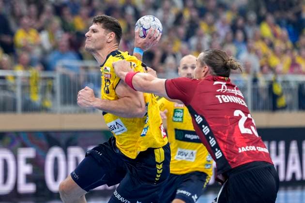 v li Sebastian Heymann RNL, 13 , Kent Robin Tönnesen Flensburg, 23 , duel, duel, tackle, tackling, dynamics, action, action, 01 10 2025, Heidelberg Germany , Handball, DHB Pokal, 2 round, Rhein Neckar Löwen SG Flensburg Handewitt xozx