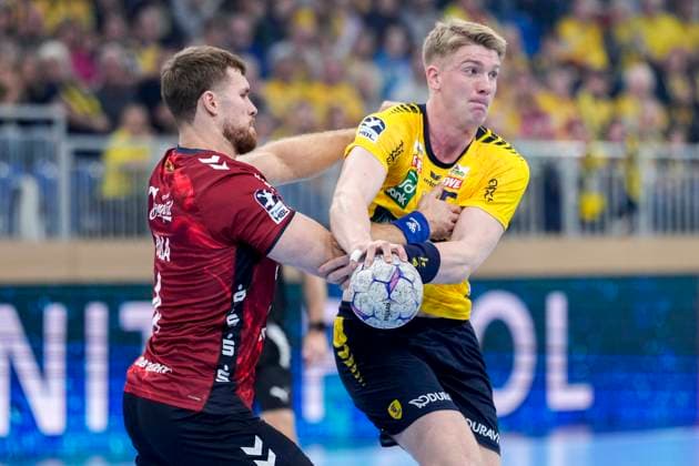 v li Johannes Golla Flensburg, 4 , Haukur Thrastarson RNL, 25 , duel, duel, tackle, tackling, dynamics, action, action, 01 10 2025, Heidelberg Germany , Handball, DHB Pokal, 2 round, Rhein Neckar Löwen SG Flensburg Handewitt xozx