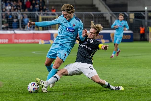 Fight for the ball duel between Tobias Eisenhuth FC Viktoria Koeln, 6 and Thore Jacobsen TSV 1860 Muenchen, 05 GER, TSV 1860 Muenchen vs Viktoria Koeln 1904, Football, 3 Bundesliga, Matchday 9, Season 2025 2026, 01 10 2025 DFL DFB REGULATIONS PROHIBIT ANY USE OF PHOTOGRAPHS as IMAGE SEQUENCES and or QUASI VIDEO GER, TSV 1860 Muenchen vs Viktoria Koeln 1904, Football, 3 Bundesliga, Matchday 9, Season 2025 2026, 01 10 2025 Muenchen Copyright: xEibner-Pressefoto HeikexFeinerx EP_HFR