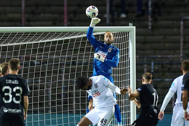 Fist defense Christian Ortag SSV Ulm 1846, 39 over Andre Becker SSV Ulm 1846, 49 GER, SSV Ulm 1846 vs 1 FC Schweinfurt , Football, Men, 3 League, Matchday 9, Season 2025 2026, 30 09 2025 GER, SSV Ulm 1846 vs 1 FC Schweinfurt , Football, Men, 3 League, Matchday 9, Season 2025 2026, 30 09 2025 Ulm Copyright: xEibner-Pressefoto GeraldxOelze-dexStoppanyx EP_ODS
