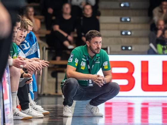 Ben Matschke, Head Coach Frisch Auf Goeppingen watches the game spellbound, Frisch Auf Goeppingen vs SC DHfK Leipzig, Handball, DHB Cup, Men, 2025 2026 season, 01 10 2025, Frisch Auf Goeppingen vs SC DHfK Leipzig, Handball, DHB Cup, Men, 2025 2026 season, 01 10 2025 Goeppingen Copyright: xEibner-Pressefoto MichaelxSchmidx EP_MST