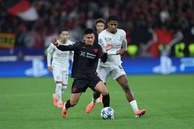 GER, UEFA CL, matchday 2, league phase, Bayer 04 Leverkusen GER vs PSV Eindhoven NED , 01 10 2025, BayArena, Leverkusen, GER, UEFA CL, matchday 2, league phase, Bayer 04 Leverkusen GER vs PSV Eindhoven NED , , pictured Claudio Echeverri Leverkusen 9 , attacking from behind Ryan Flamingo PSV Endhoven 6 , . nordphotoxGmbHx xMeuter nph00351