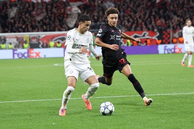 GER, UEFA CL, match day 2, league phase, Bayer 04 Leverkusen GER vs PSV Eindhoven NED , 01 10 2025, BayArena, Leverkusen, GER, UEFA CL, match day 2, league phase, Bayer 04 Leverkusen GER vs PSV Eindhoven NED , , in the picture Eliesse Ben Seghir Leverkusen 17 , in a duel against Mauro Junior PSV Endhoven 17 , nordphotoxGmbHx xMeuter nph00351