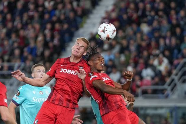 Philipp Lienhart SC Freiburg, 03 and Junior Adamu SC Freiburg, 20 Header , Italy, Football, UEFA Europa League, Matchday 2, League Phase, 2025 2026, Bologna FC vs SC Freiburg, 02 10 2025, Stadio Renato Dall™Ara, Bologna, Italy Bologna Stadio Renato Dall™Ara Emilia Romagna Italy Copyright: xArnexAmbergx