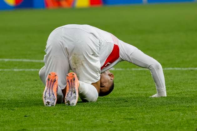 Badredine Bouanani VfB Stuttgart, 27 injured on the ground , Switzerland, Football, UEFA Europa League, Matchday 2, 2025 2026, FC Basel vs VfB Stuttgart, 02 10 2025, Sankt Jakob Park, Basel, Switzerland Basel Sankt Jakob Park Canton Basel City Switzerland Copyright: xGrantxHubbsx