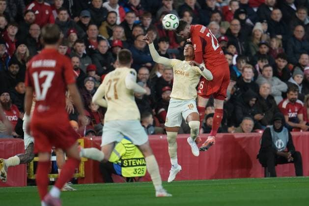 Alfie Dorrington of Aberdeen challenges Kaua Elias of Shakhtar Donetsk for the ball Aberdeen vs Shakhtar Donetsk, UEFA Conference League, Group Stage, Football, Pittodrie, Aberdeen, Scotland, UK - 02 Oct 2025Aberdeen Pittodrie Scotland United Kingdom EDITORIAL USE ONLY No use with unauthorised audio, video, data, fixture lists, club league logos or live services. Online in-match use limited to 120 images, no video emulation. No use in betting, games or single club league player publications. Copyright: xPetexSummers Shutterstockx 15504060cy