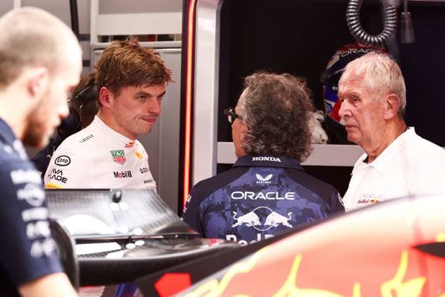F1 - SINGAPORE GRAND PRIX 2025 VERSTAPPEN Max (ned), Red Bull Racing RB21, portrait, MEKIES Laurent (fra), CEO of Red Bull Racing, portrait and MARKO Helmut (aut), Drivers™ Manager of Red Bull Racing, portrait during the 2025 Formula 1 Singapore Grand Prix, 18th round of the 2025 FIA Formula One World Championship, WM, Weltmeisterschaft from October 3 to 5, 2025 on the Marina Bay Street Circuit, in Singapore - SingaporeSingapore Copyright: xEricxAlonsox