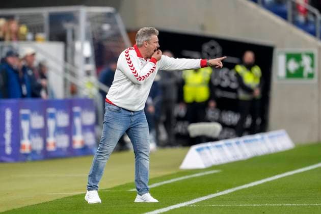 Lukas Kwasniok Coach, Head Coach, 1 FC Köln , gives instructions, gestures, gesticulates with arms, cropped, full body, single image, single photo, action, action, 03 10 2025, Sinsheim Germany , Football, Bundesliga, TSG 1899 Hoffenheim 1 FC Köln, DFB DFL REGULATIONS PROHIBIT ANY USE OF PHOTOGRAPHS AS IMAGE SEQUENCES AND OR QUASI VIDEO xozx